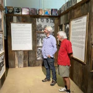 Le fondateur Gilles Mathieu et son fils, Mathieu Mathieu, découvrant l’exposition. (Photo L’info du Nord – Sarah St-Denis)