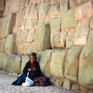 Femme quechua contre un mur inca à Cuzco. (Photo Gérard Coderre)