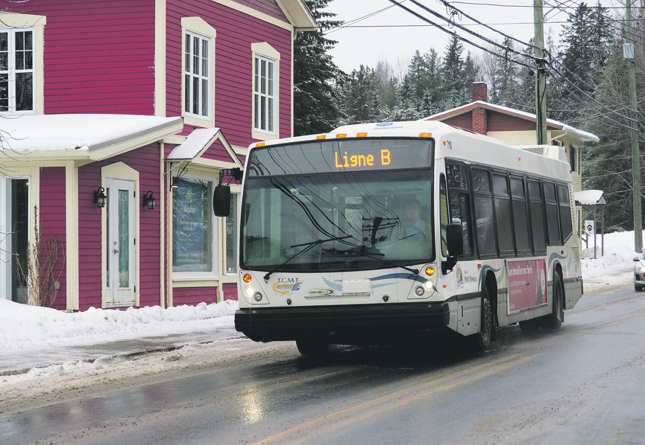 Montréal, Canada - Le 21 septembre 2018 : Sous la pluie, un type attend à  un arrêt d'autobus public pour prendre un autobus à Montréal, Québec,  Canada. Usage rédactionnel — Photo éditoriale © izik_md #293468660