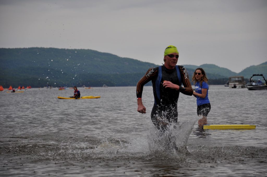 Seear mène après l’épreuve de nage à l’Ironman 70.3