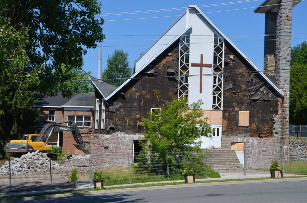 L’église et son presbytère tombent sous le pic des démolisseurs