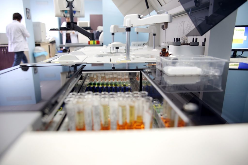 Centralisation des laboratoires médicaux: l’opposition monte