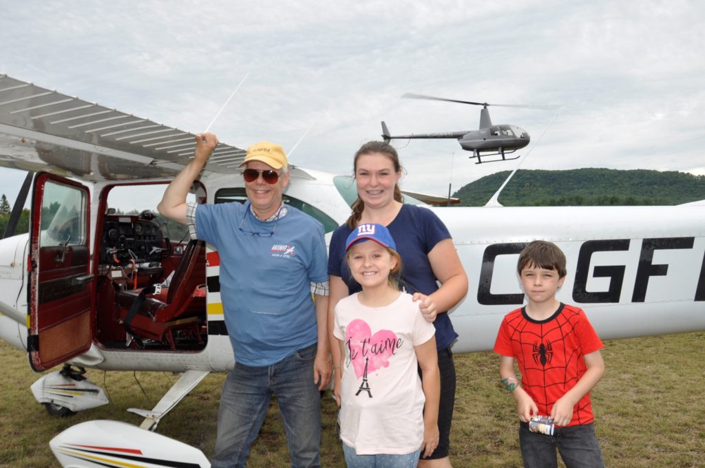 Des jeunes planent de bonheur à l’aéroport Wheeler