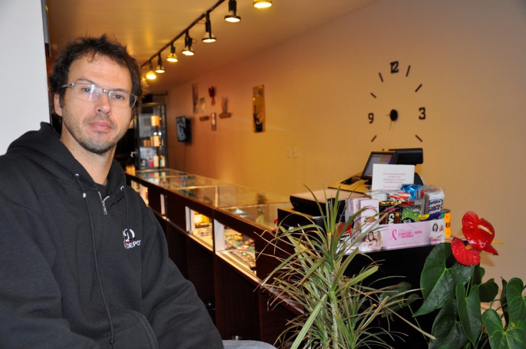 «Les clients brimés», selon un marchand d’e-cigarette