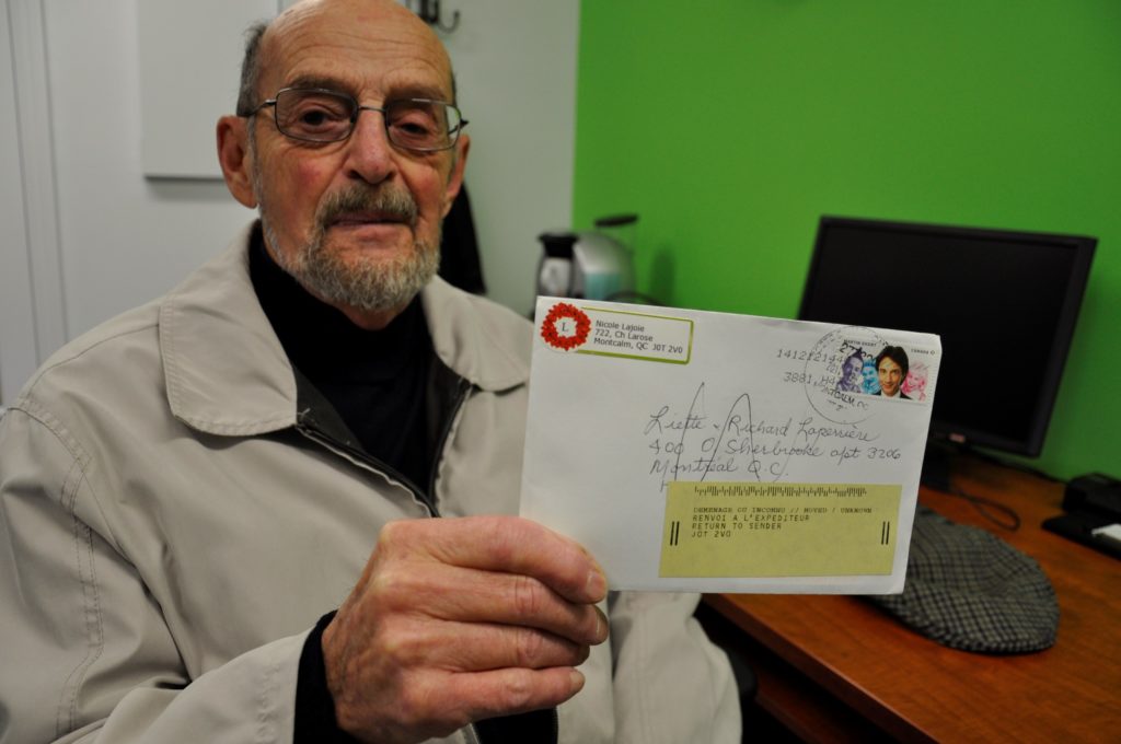 La carte de Noël de l’an dernier lui est retournée par la poste