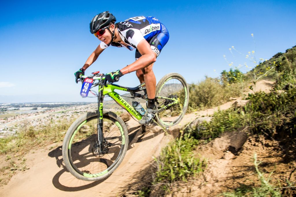 Quatre cyclistes du coin montent sur le podium