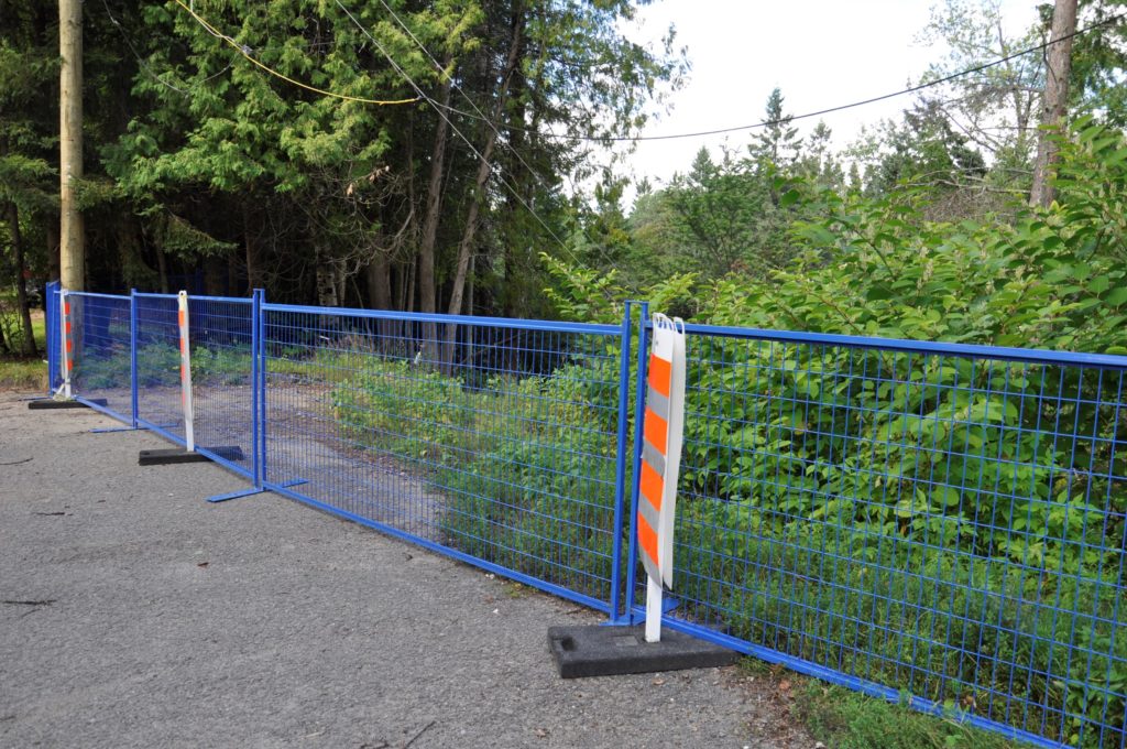 Des barrières sur la rue Nelson