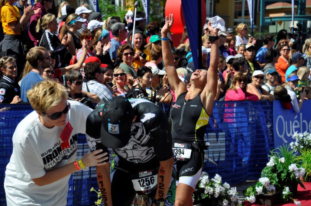 Les athlètes Ironman arrivent en ville