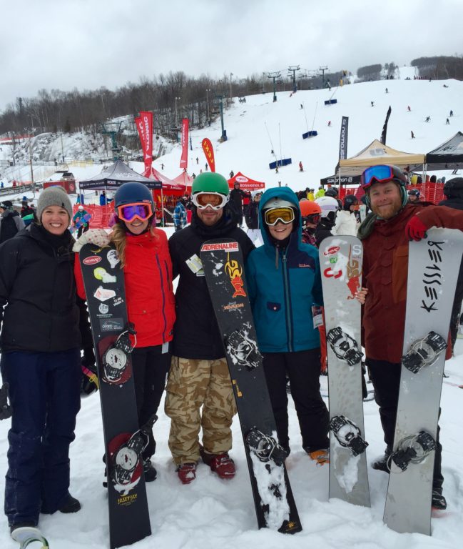 Une trentaine de personnes s’initient au snowboard alpin à Tremblant