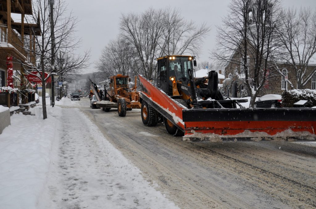 La plus forte neige de l’hiver rend les routes glissantes