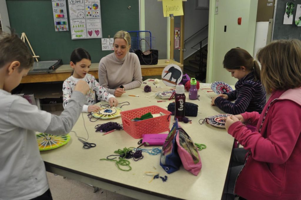 Des enseignants appellent à la passion des arts et du hockey