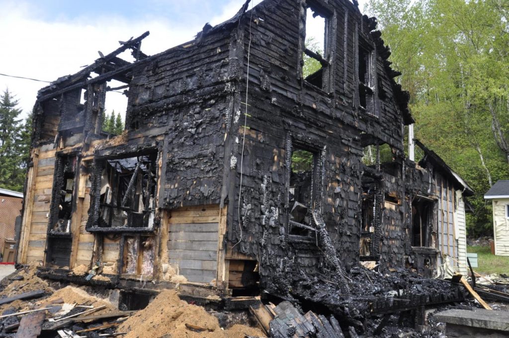 Un feu d’origine inconnue détruit une résidence de Saint-Faustin-Lac-Carré