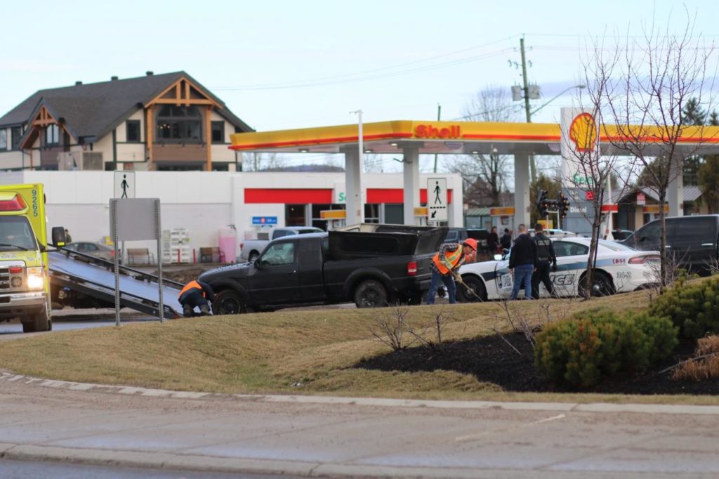 Un automobiliste fonce dans le terre-plein du carrefour giratoire