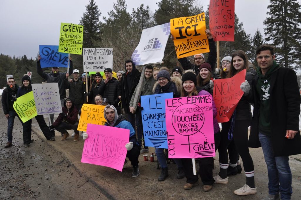 Les étudiants du Centre collégial débraient