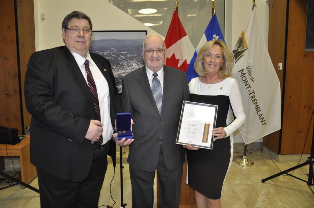 Guy Parent reçoit sa Médaille du souverain pour les bénévoles