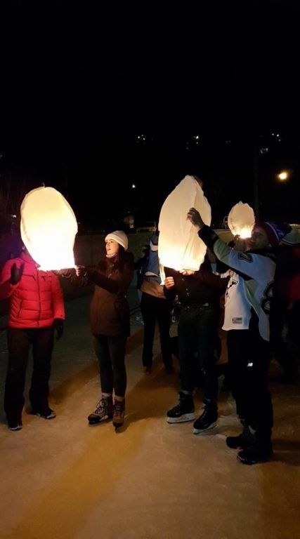Le décès d’un jeune homme rassemble une communauté