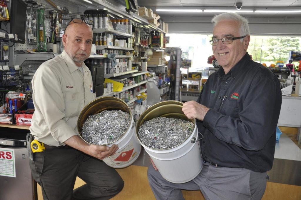 Michel Robichaud remet de pleines chaudières de languettes