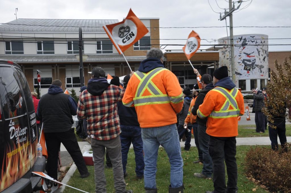 Les syndiqués de la Ville de Mont-Tremblant manifestent