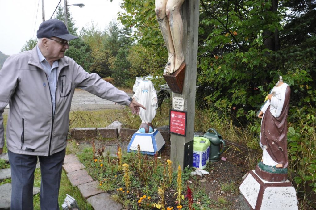 Des vandales décapitent deux statues religieuses