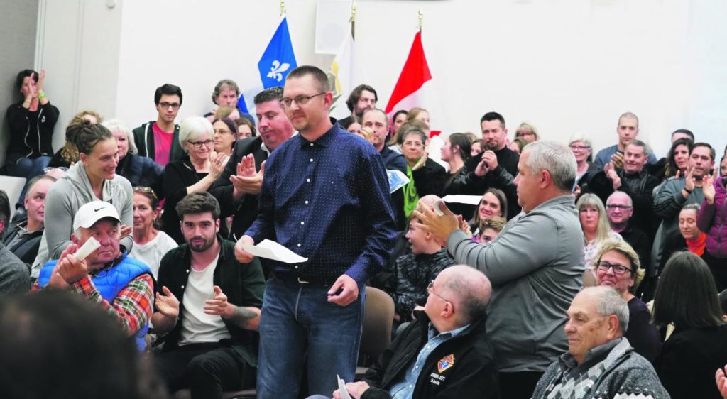 Des citoyens remettent une pétition de près de 2000 noms
