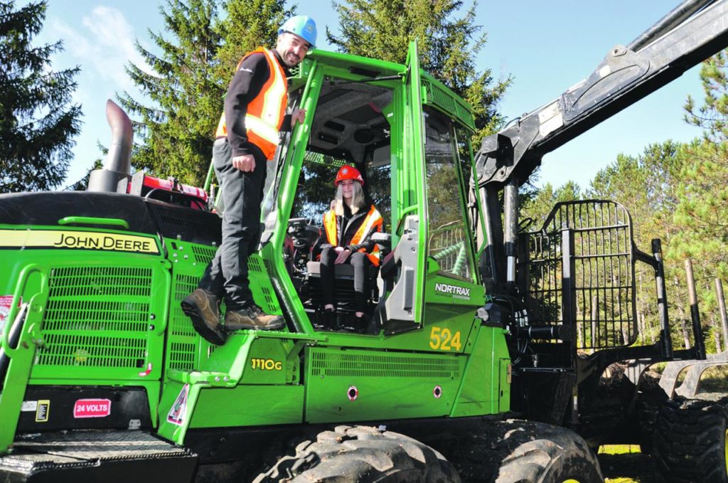 Des jeunes découvrent les métiers de la forêt