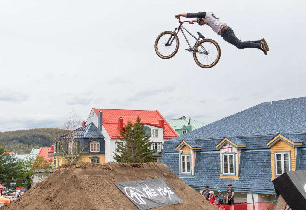 Un festival du vélo avec un grand V