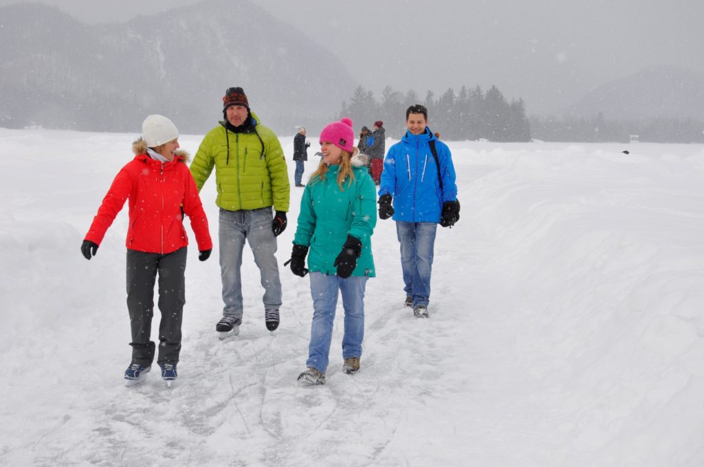 Les patineurs s’élancent sur l’anneau de glace du lac Supérieur