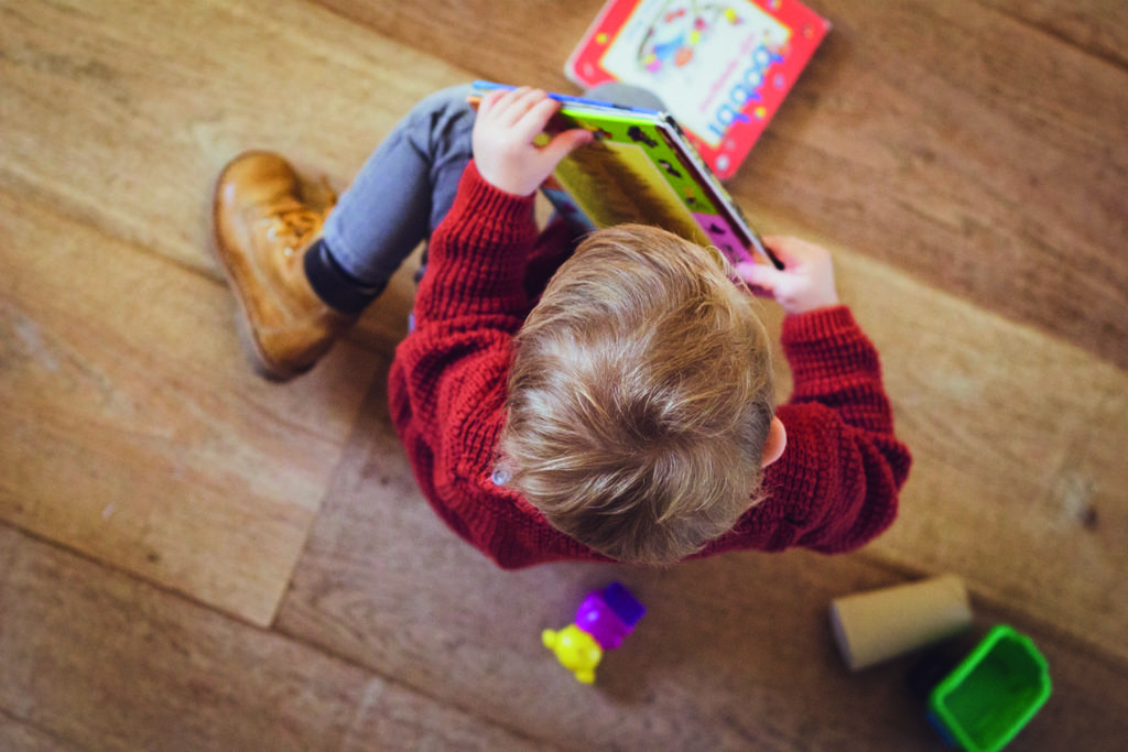 Offrir un livre neuf à un enfant en milieu défavorisé