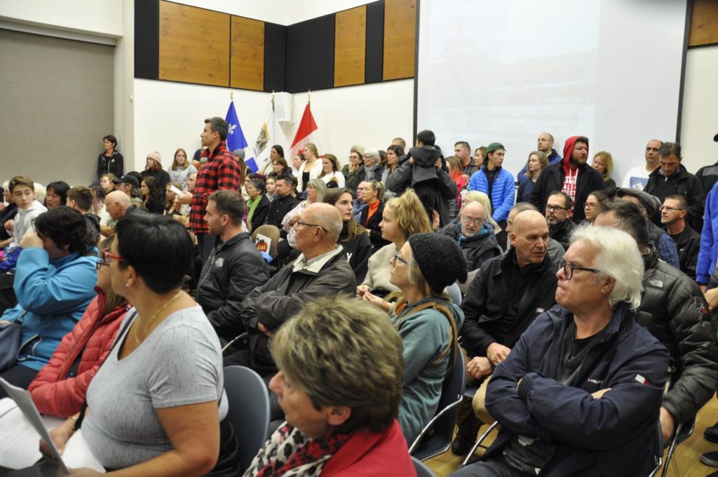 Des citoyens remettent une pétition appuyant la police municipale