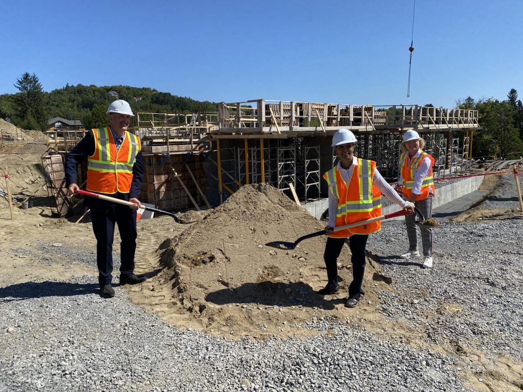 Première pelletée de terre de la nouvelle Maison des aînés à Sainte-Agathe