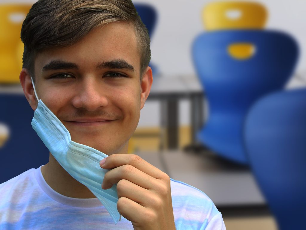Le port du masque ne sera plus requis en classe pour les élèves