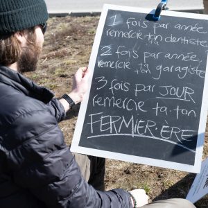 Un message qui rappelle l’essentiel: se nourrir grâce au travail de ces maraîchers. (Photo André Chevrier)