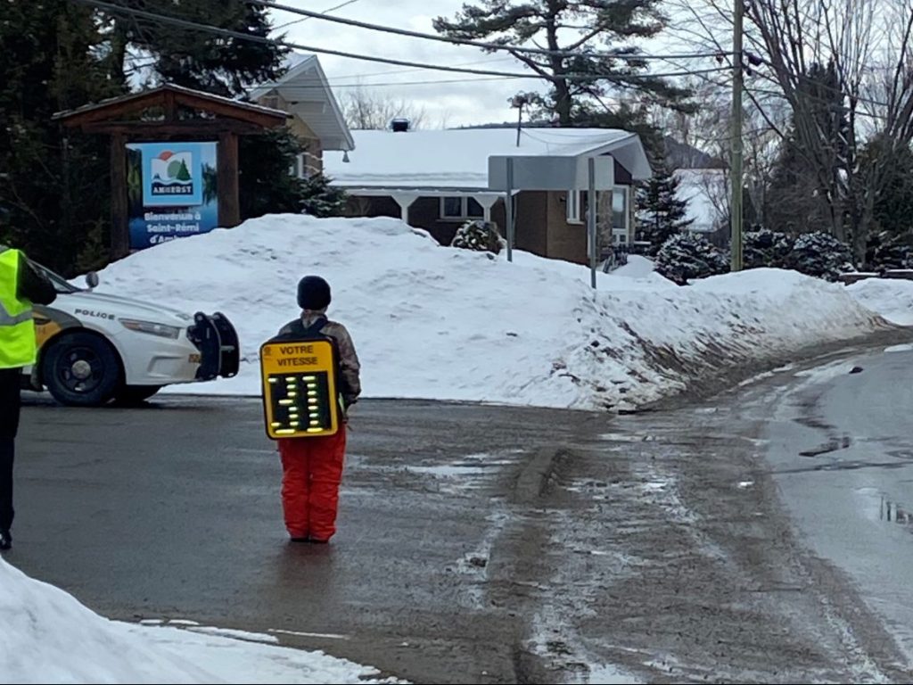 Un « cinémomètre vivant » pour réduire la vitesse devant l’école le Carrefour à Amherst