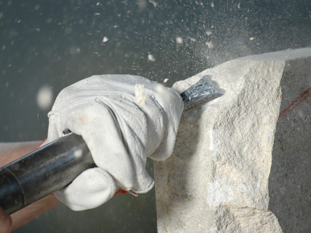 Une initiation à la sculpture sur pierre organisée à la Maison des Arts Saint-Faustin