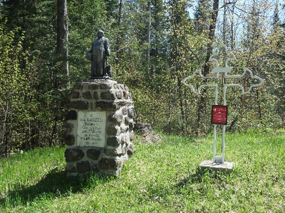 Monument et croix de chemin en pierre