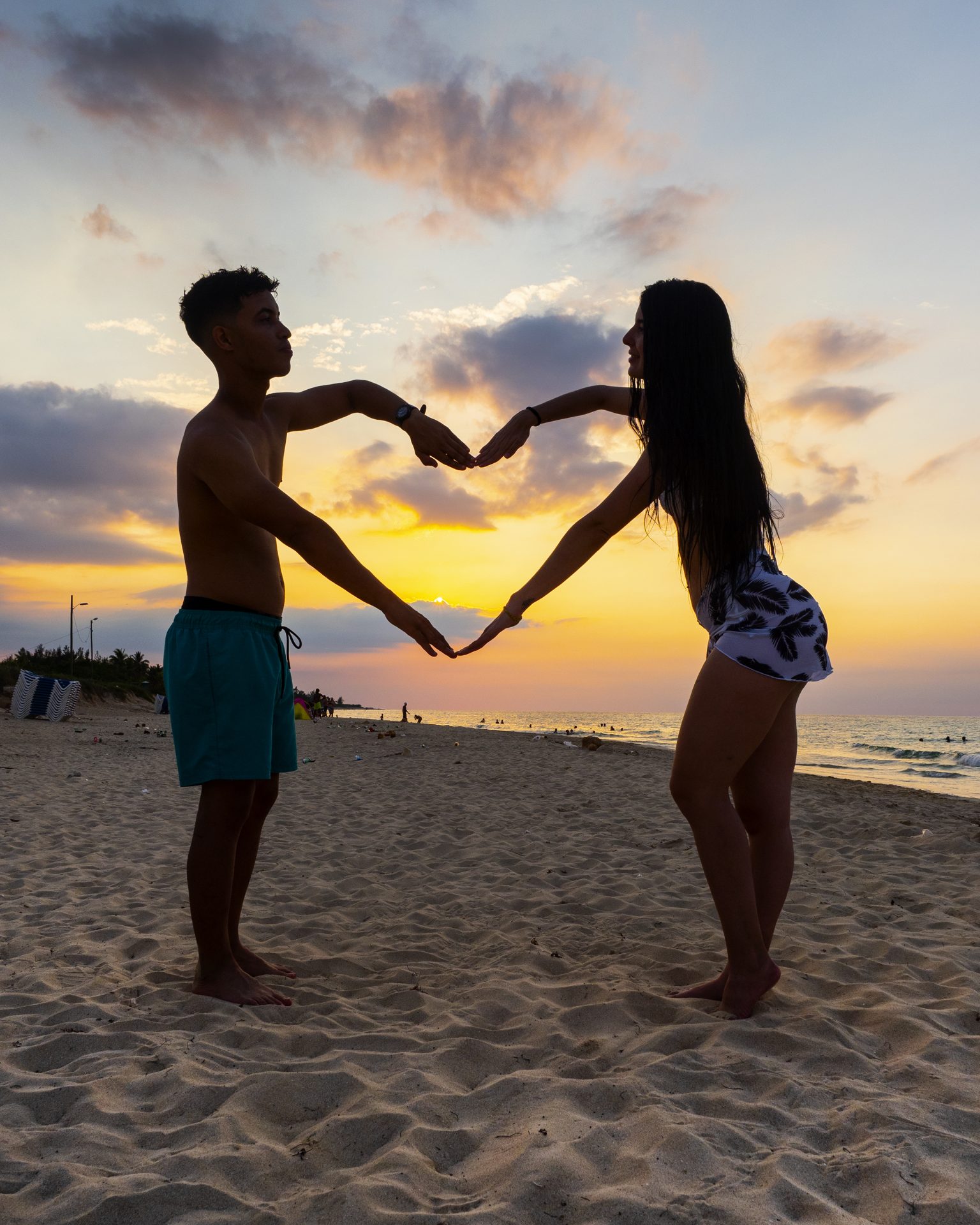 jeunes coeur et coucher de soleil