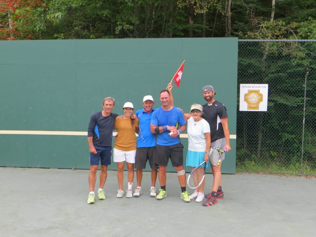 6 personnes sourient à la caméra sur les terrains de tennis de Mont-Blanc