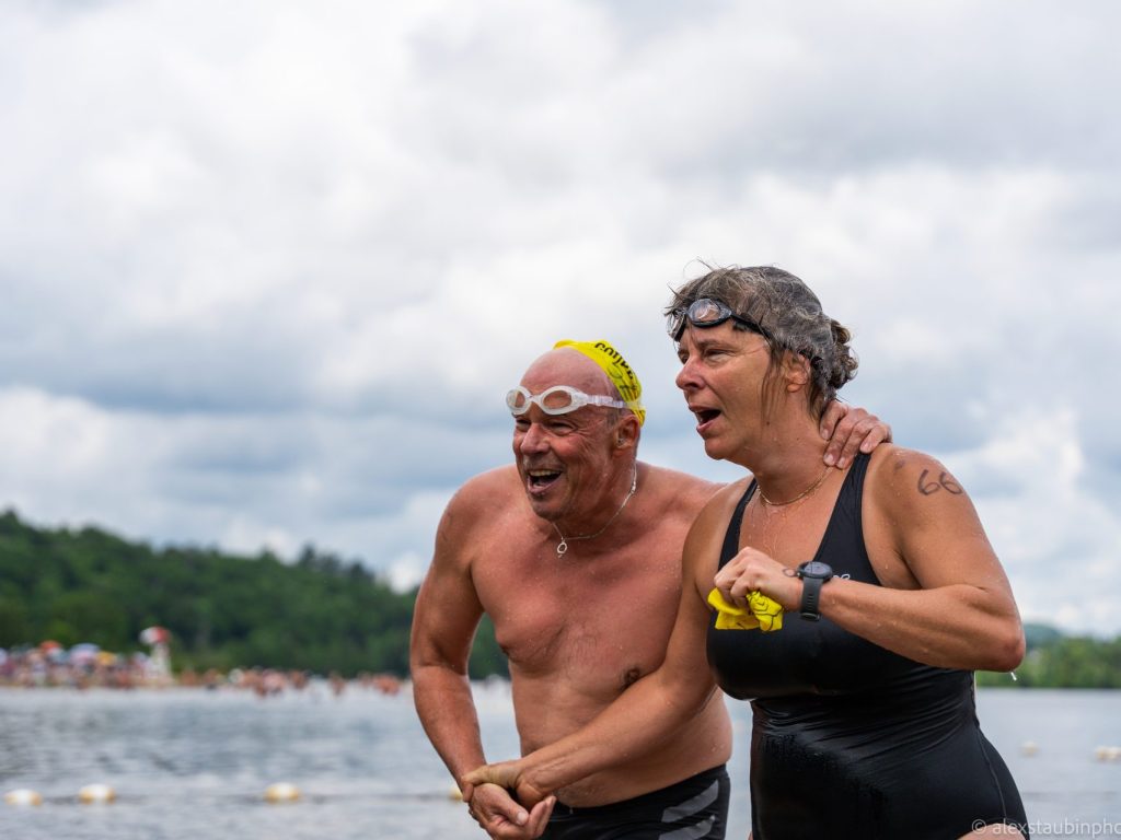Un homme et une femme âgés sortent du lac en maillot