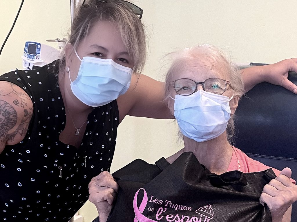 Survivante de cancers, Nancy Thibodeau créée « Les Tuques de l’espoir »