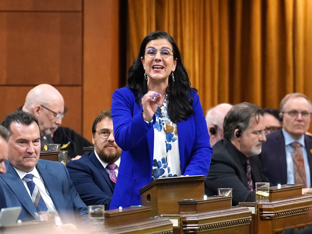 Marie-Hélène Gaudreau demande à Postes Canada de distribuer les journaux locaux