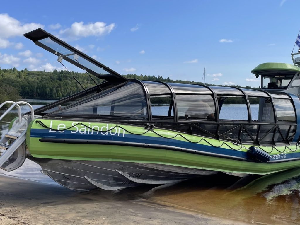 La croisière s’amusera sur le lac Archambault à Saint-Donat