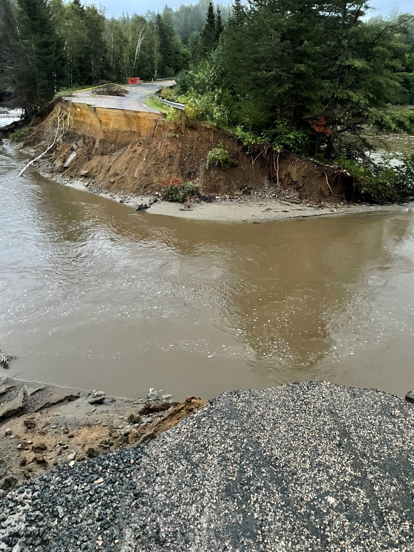 Chemin coupé à la suite d'une inondation.