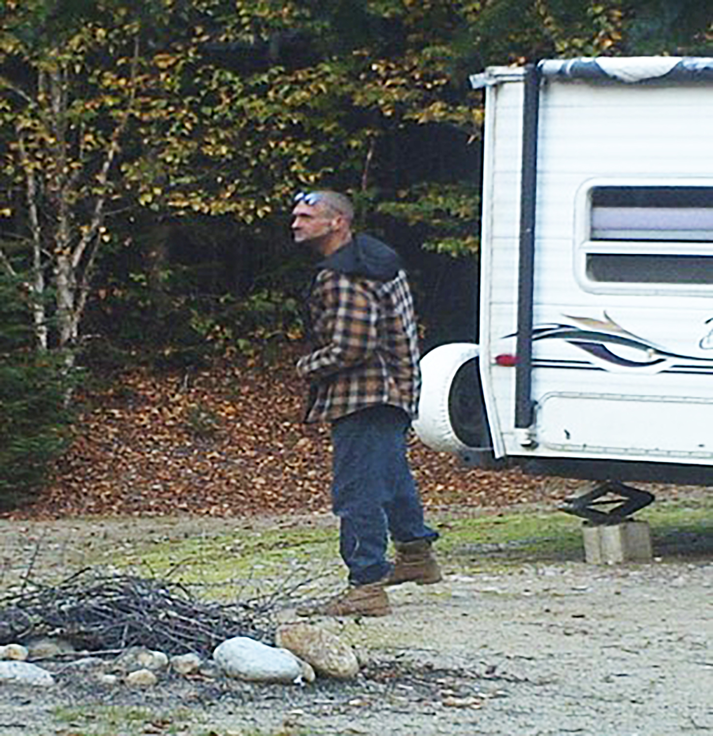 Un homme dans les bois scrute les alentours