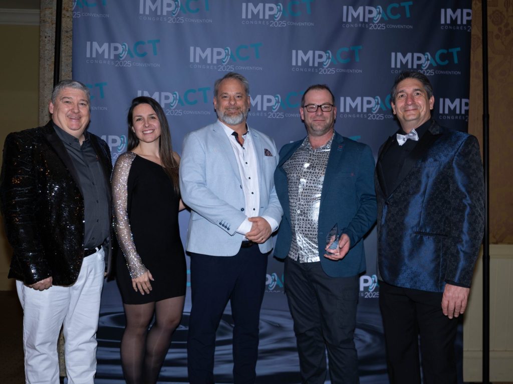 Des membres de l'équipe de VitroPlus / Ziebart de Mont-Tremblant accepte le prix de la Meilleure expérience client.