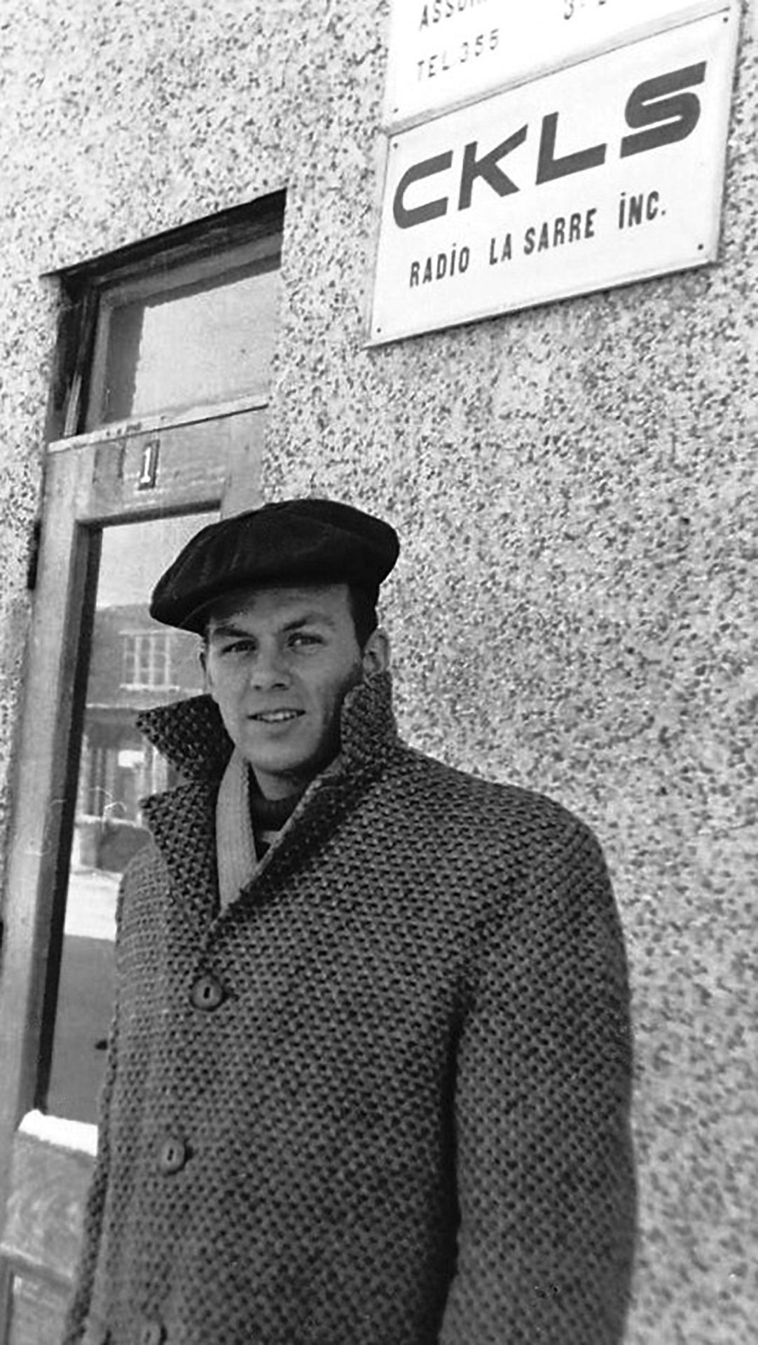 Une homme dehors au froid